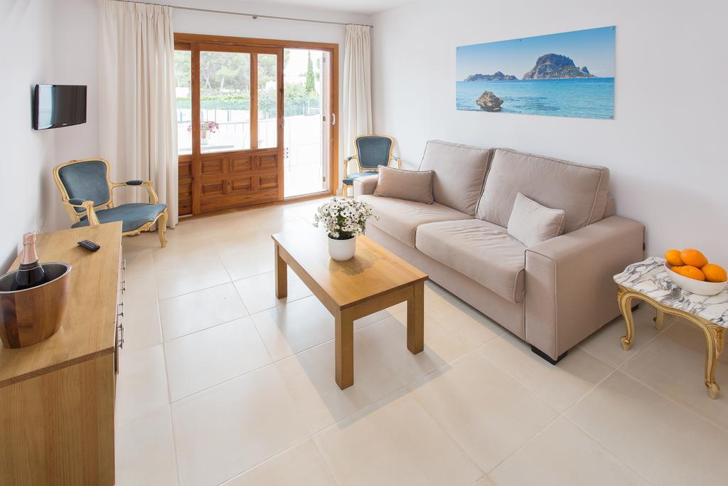 Apartamentos Sofia Es Cana Екстериор снимка