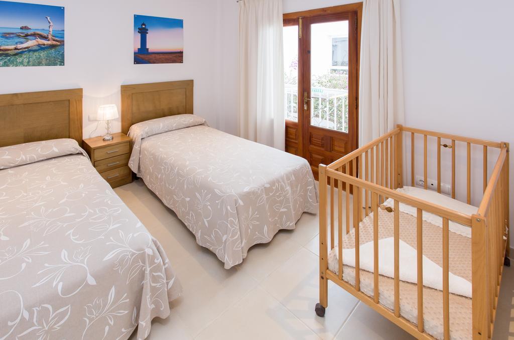 Apartamentos Sofia Es Cana Екстериор снимка