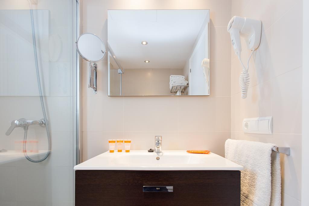 Apartamentos Sofia Es Cana Екстериор снимка