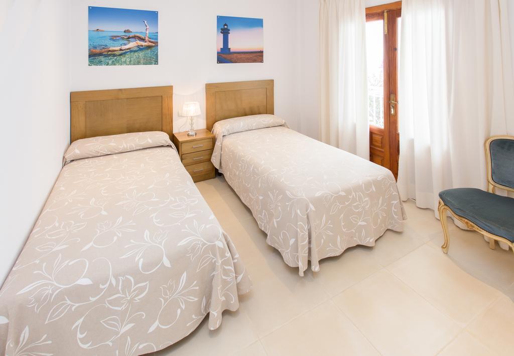Apartamentos Sofia Es Cana Екстериор снимка
