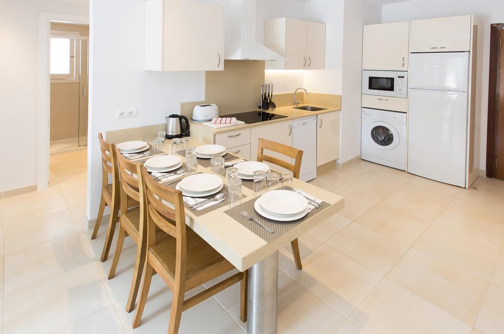 Apartamentos Sofia Es Cana Екстериор снимка