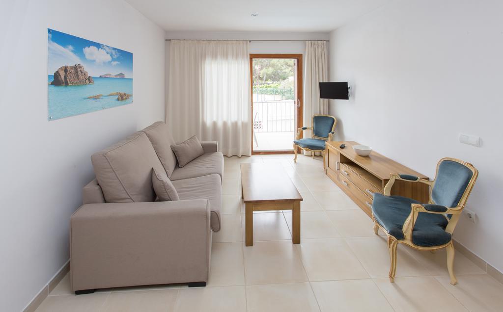 Apartamentos Sofia Es Cana Екстериор снимка