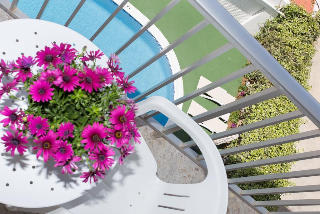 Apartamentos Sofia Es Cana Екстериор снимка